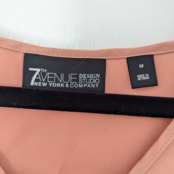 ✴️ NY & Co. Size M Top. Get 5 for $10 - Picture 2 of 3